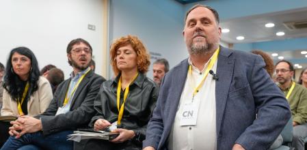 BARCELONA, 11/01/2025.- El presidente de ERC, Oriol Junqueras (d), junto a la secretaria general del partido, Elisenda Alamany (2d), al inicio del primer Consell Nacional desde la elección de la nueva dirección del partido, encabezada nuevamente por Junqueras, en el que se formalizarán las comisiones redactoras de las ponencias y las comisiones de la segunda fase del congreso de los republicanos. EFE/Alejandro García