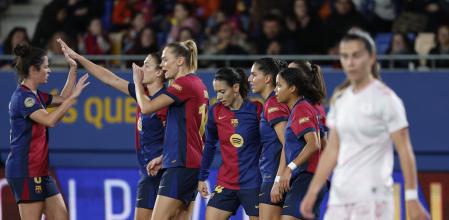 Las jugadoras del Barça celebran uno de sus seis goles, este sábado en el estadio Johan Cruyff
