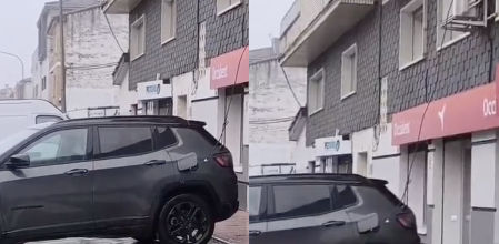 La insólita idea de un propietario para cargar su coche eléctrico desde el balcón de su casa: “Vamos de mal en peor”