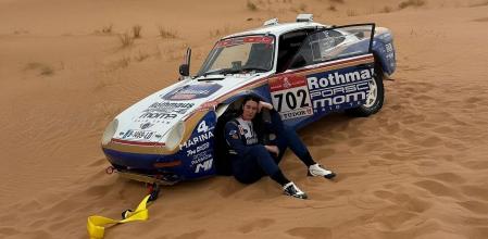 Lidia Ruba, espera la llegada del camión de asistencia, tras romper el embrague del Porsche con el que particiapban en la edición 2025 del Dakar Classic