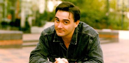 Muere a los 65 años el actor y humorista inglés Tony Slattery, conocido por 'Whose Line Is It Anyway?'