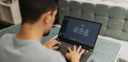 Un hombre utilizando ChatGPT