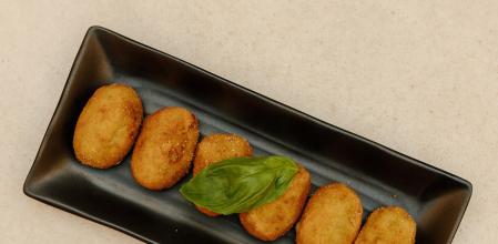 Croqueta de pesto y parmesano