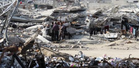 Palestinians stand among the rubble of houses destroyed in previous Israeli strikes, amid ceasefire negotiations with Israel, in Gaza City, January 15, 2025. REUTERS/Mahmoud Issa