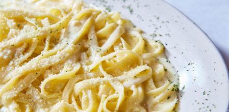 Pasta con cebolla caramelizada