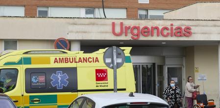 Una ambulancia en las Urgencias del Hospital 12 de Octubre, en Madrid. (España).