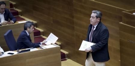 El 'president' de la Generalitat, Carlos Mazón, y el síndic de Vox, José Mª Llanos, en la sesión de control este jueves en Les Corts. 