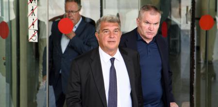 El presidente del FC Barcelona, Joan Laporta (c), a su salida de declarar como testigo por presunta estafa vinculada al CF Reus Deportiu, ante la Ciutat de la Justícia, a 15 de julio de 2024, en Barcelona, Catalunya (España). La titular del Juzgado de Instrucción 28 de Barcelona ha citado hoy al presidente del FC Barcelona después de que el pasado martes 2 de julio no se presentara para declarar en la Ciutat de la Justicia, en calidad de testigo por un presunto delito de estafa.