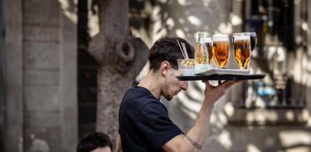 Camarero trabajando en una terraza