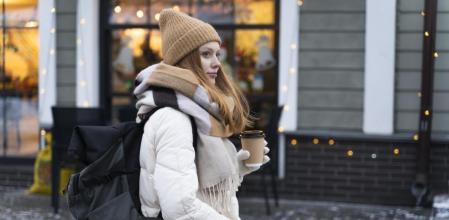 Laura va caminando hasta el trabajo y ha aprendido a abrigarse bien.