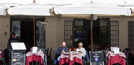 Rome (Italy), 04/03/2020.- A view of nearly-empty restaurant terraces and streets as fewer tourists than usual are seen in downtown Rome, Italy, 04 March 2020. Italian authorities have mandated the closure of all schools and learning centers until mid-March in a bid to contain the rapid spread of the SARS-CoV-2 coronavirus that causes the COVID-19 disease, which is gripping the country with over 2,200 confirmed infections and at least 79 deaths. (Italia, Roma) EFE/EPA/MASSIMO PERCOSSI
