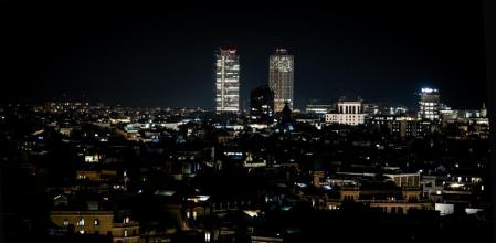 foto XAVIER CERVERA 15/01/2025 (eixample, torres (mapfre, hotel arts) villa olimpica) poca luz en la ciudad de barcelona ... algunas calles (pocas) bien, pero en general oscuro (des de torre barcelona)