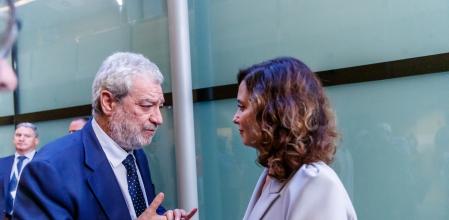 La presidenta de la Comunidad de Madrid, Isabel Díaz Ayuso, conversa con su jefe de gabinete, Miguel Ángel Rodríguez (MAR) .