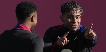 GRAFCAT2771 Sant Joan Despí (BARCELONA) 17/01/2025.- Los jugadores del FC Barcelona, Ansu Fati (i) y Lamine Yamal (d), durante el entrenamiento realizado hoy en la Ciudad Deportiva Joan Gamper en Sant Joan Despí (Barcelona), de cara al partido de Liga que jugarán mañana contra el Getafe CF. EFE/Alejandro García