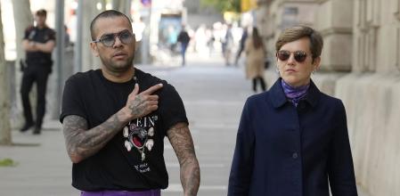 BARCELONA 12/04/2024.- El exfutbolista Dani Alves junto a su abogada Inés Guardiola a su salida de la Audiencia de Barcelona tras cumplir con la comparecencia semanal que le impuso el tribunal para dejarlo en libertad provisional tras su condena por violación. EFE/Alejandro García