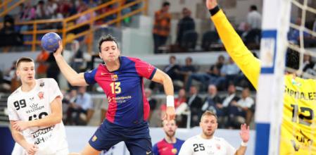 Aitor Ariño tirando a portería en Liga de Campeones ante el Vezprem