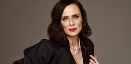 Aitana Sánchez-Gijón viste bomber Spotmax, bra y falda Max Mara y luce collar y anillo Serpenti de alta joyería en oro blanco con esmeraldas y diamantes y anillo Serpenti Viper de Bulgari en oro blanco