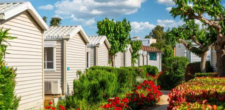 Zona de bungalows del camping Salatà de Roses.