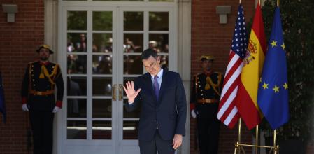 El presidente del Gobierno, Pedro Sánchez, espera para recibir al presidente de los Estados Unidos para celebrar una reunión en el Palacio de La Moncloa, a 28 de junio de 2022, en Madrid (España). Joe Biden ha llegado a primera hora de la tarde a la base aérea de Torrejón de Ardoz en su avión Air Force One, para posteriormente coger su limusina presidencial y realizar todos los movimientos durante su visita a Madrid con motivo de la celebración de la cumbre de la OTAN los días 29 y 30 de junio. La cumbre coincide con el 40 aniversario de la adhesión de España a la Organización del Tratado del Atlántico Norte. El objetivo de Biden en la cumbre de la OTAN es reafirmar ‘’la fuerte relación bilateral’’ entre los dos países.