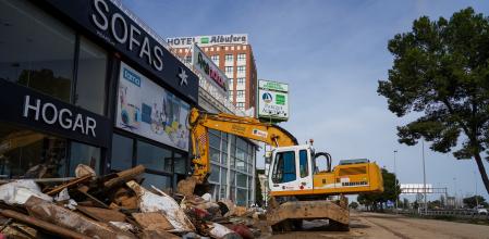 Una grúa recoge los escombros en el polígono de Alfafar, a 14 de noviembre de 2024, en Alfafar, Valencia, Comunidad Valenciana (España). El pasado 29 de octubre una DANA asoló la provincia de Valencia. La peor gota fría del país en el siglo se salda con 216 víctimas mortales. Ayer, otra DANA pasó por Valencia mucho más leve que la anterior. Cullera ha sido el municipio que más lluvias ha registrado superando los 90 litros por metro cuadrado. A pesar de que ayer, la AEMET activó la alerta roja en Valencia, hoy la ha rebajado a amarillo tras el paso de la DANA. También, está restringida la movilidad de vehículos privados desde ayer hasta las 18 horas de hoy.