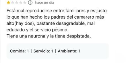 Según la respuesta del propietario, quien escribió la reseña no pudo desayunar en el local porque estaba lleno.