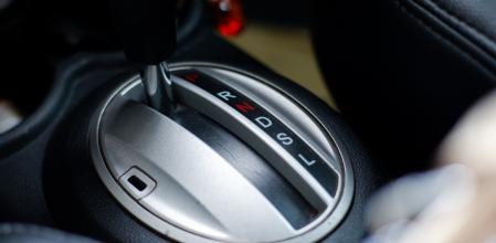 Los cambios de marcha automáticos utilizan letras en lugar de los tradicionales números que encontramos en los vehículos con transmisión manual&nbsp;