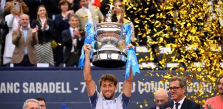 Casper Ruud levantando el trofeo del torneo Conde de Godó 2024