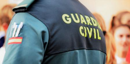 Un agente de la Guardia Civil, de espaldas