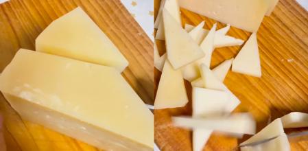 Realiza dos cortes en la base y corta por la mitad el rombo resultante para que el queso te cunda más y las porciones sean uniformes.