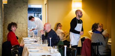 Foto ANDREA MARTÍNEZ PASTOR 17/01/2025. Restaurante Gigante con el cocinero Joan, un nuevo local abierto en Carrer Pujades, 93, en Barcelona.