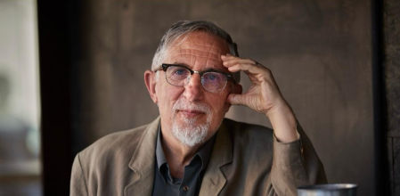 Jesús Ballaz, escritor, editor y traductor de literatura infantil, ha publicado más de cincuenta libros y recibido reconocimientos como el Premio Nacional de Crítica y Traducción