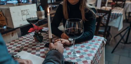 Las primeras citas suelen generar nerviosismo por la incertidumbre al conocer a una persona en un entorno más íntimo.