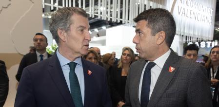 El presidente del Partido Popular, Alberto Núñez Feijóo (i) y el presidente de la Generalitat valenciana, Carlos Mazón, en Fitur