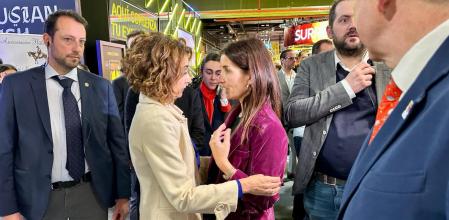 La vicepresidenta y ministra de Hacienda, María Jesús Montero, y la consellera de Hacienda, Ruth Merino, este jueves en los pasillos de Fitur 2025