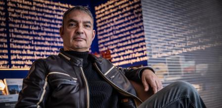 12 / 11 / 2024 / Barcelona Entrevista al escritor y periodista Lluís Llort, que presenta la novela 'Demolición', premio L’H Confidencial 2024 / Foto: Llibert Teixidó