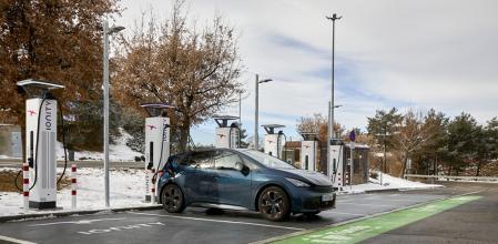 Electrolinera en la estación de servicio del Túnel del Cadí, en el Prepirineo catalán