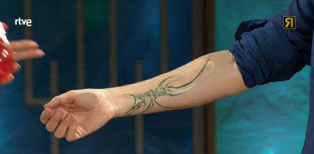 Balić sorprende a Broncano con un tatuaje temporal diseñado por su pareja