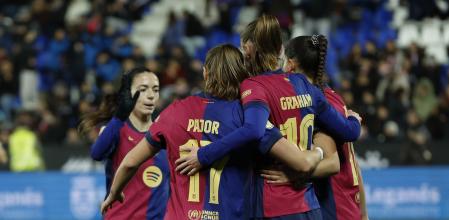 LEGANÉS (MADRID), 22/01/2025.- La delantera noruega del FC Barcelona Caroline Graham Hansen (2d) celebra su gol durante el partido de semifinales de la Supercopa de España de fútbol femenino que FC Barcelona y Atlético de Madrid disputan este miércoles en el Estadio Municipal Butarque de Leganés (Madrid). EFE/ Mariscal