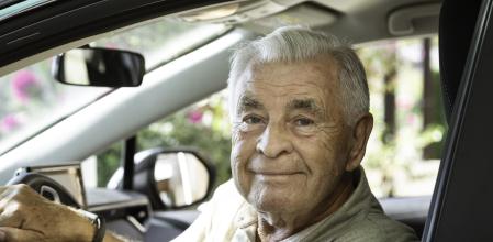 Hombre mayor conduciendo
