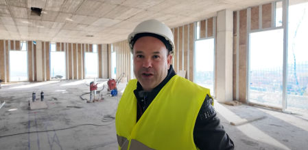 José Elías visitando su nuevo rascacielos en construcción