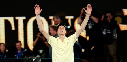 Jannik Sinner celebra su victoria en el Open de Australia, este domingo en Melbourne