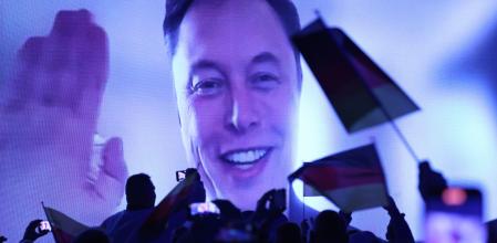 Elon Musk habla en directo a través de una transmisión en vivo durante el mitin de la campaña electoral del partido político Alternativa para Alemania (AfD).