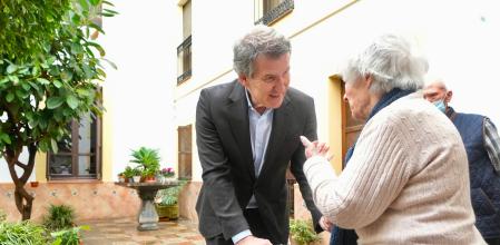 El presidente del PP, Alberto Núñéz Feijóo, ha visitado una residencia de ancianos este lunes en Córdoba
