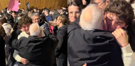 La emotiva reacción de un abuelo al ver salir a su nieto del MIR: 