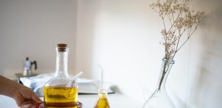 Dos aceiteras con aceite de oliva virgen extra de Catalunya 