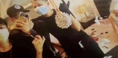 La imagen de los delincuentes con la víctima, golpeada y asustada sobre la cama