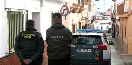Una patrulla de la Guardia Civil vigila las inmediaciones de la vivienda de la víctima