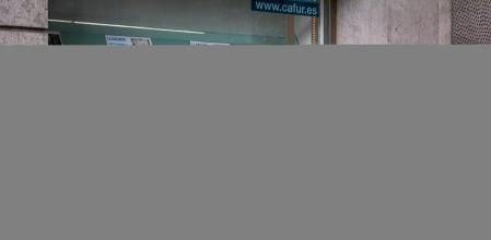 Imagen de recurso: un hombre ojea el escaparate de una inmobiliaria