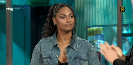 Nia Correia visita 'La Revuelta' tras ser avisada a última hora, habla sobre su carrera, responde a las preguntas clásicas y zanja la polémica con Ana Obregón