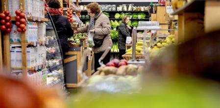 Una mujer realiza la compra en un supermercado